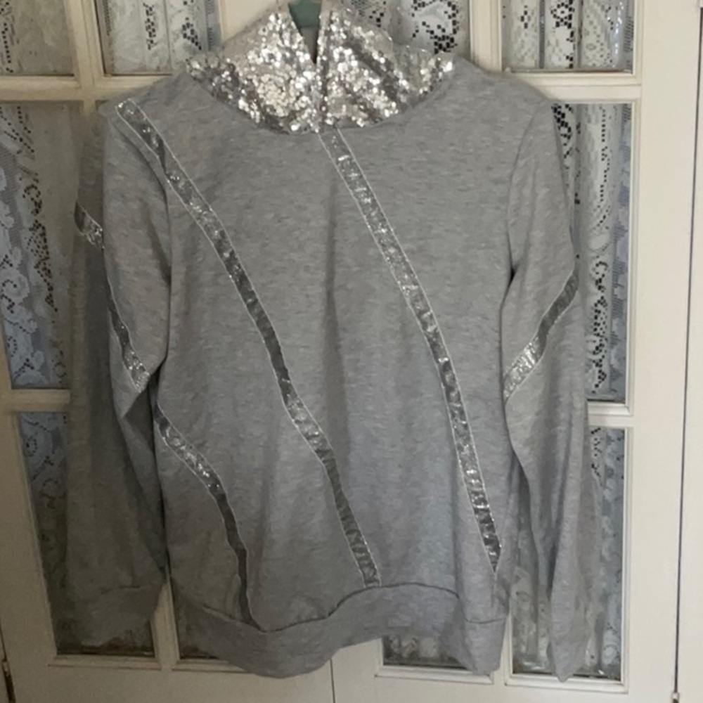 LIGHTWEIGHT GRAY HOODED SWEATSHIRT SIZE - M